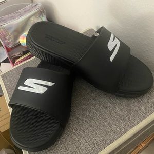 Skechers mens sandals size 8 brand new still in box.